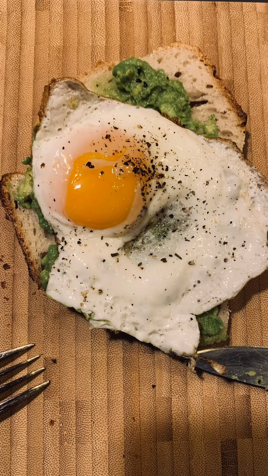 Avocado-Brot mit Ei