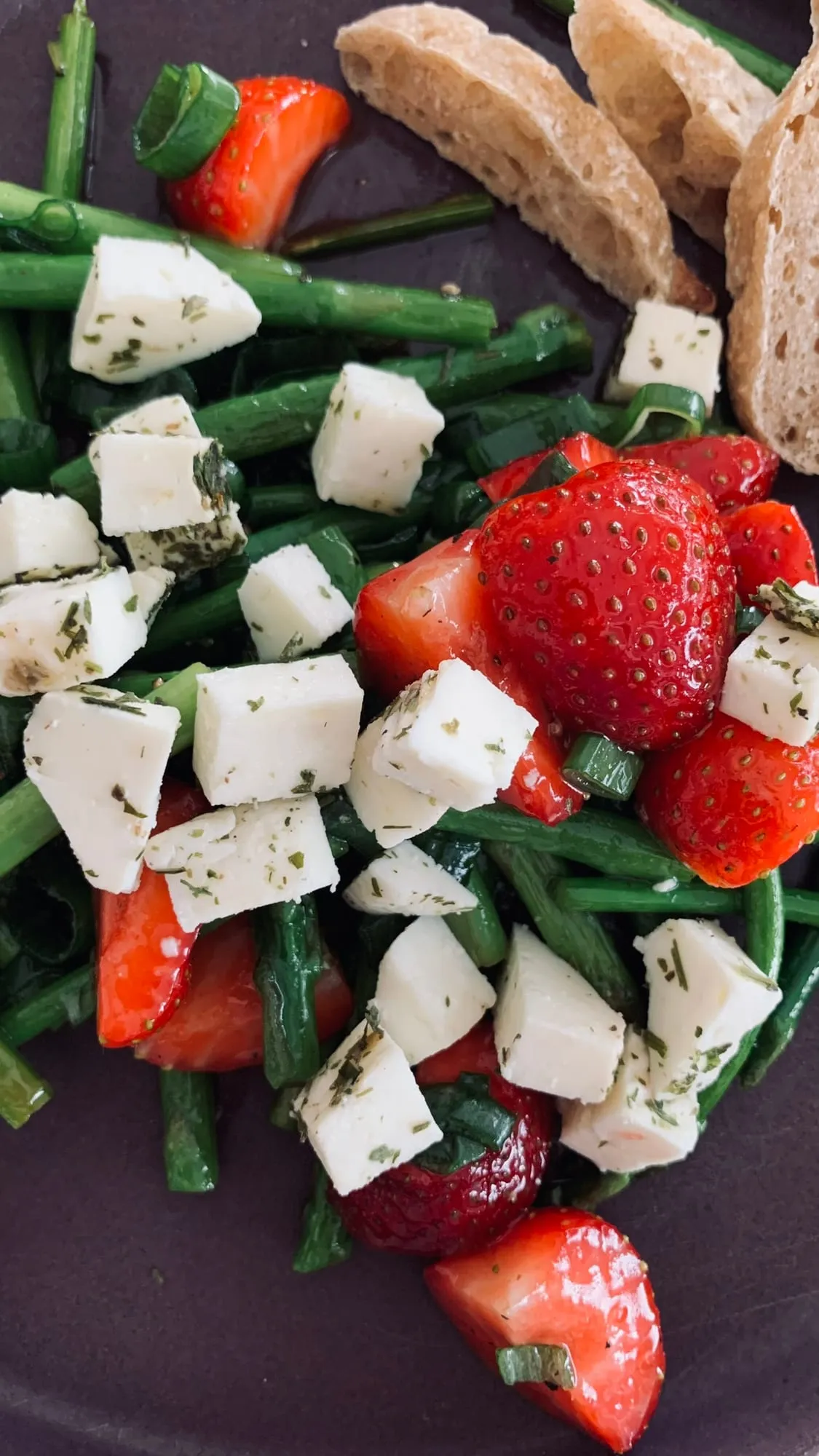 Bohnensalat mit Feta und Erdbeeren