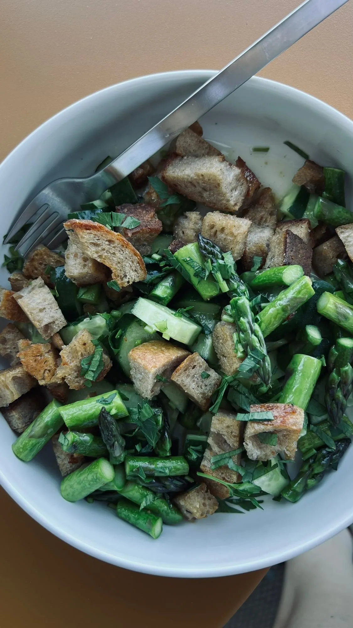 Brotsalat mit Croutons