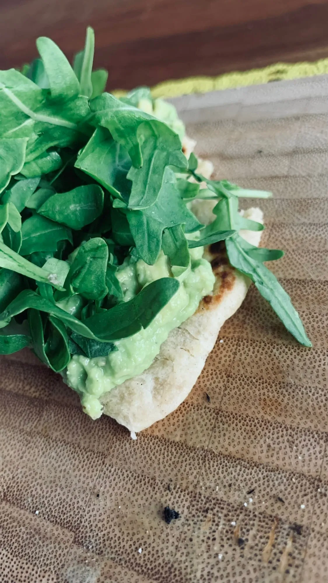 Fladenbrot mit Avocado und Rucola