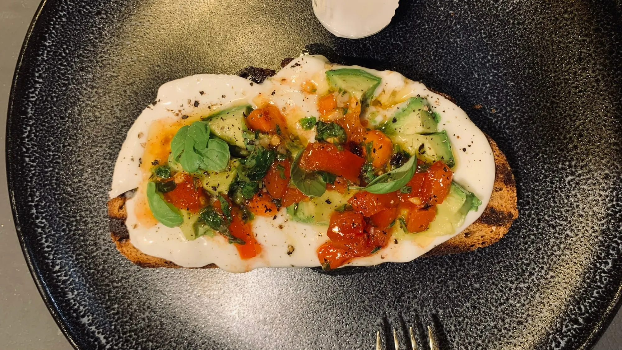 Fladenbrot mit Tomate und Avocado