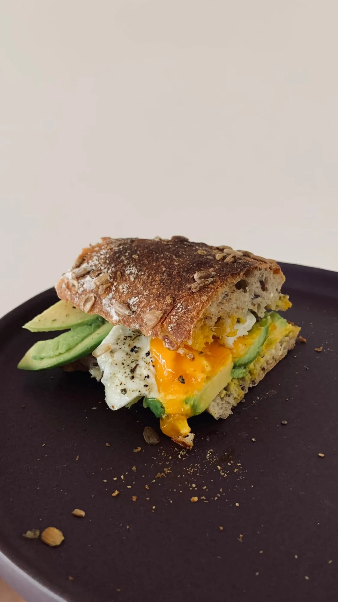 Frühstücks-Muffin mit Ei und Avocado