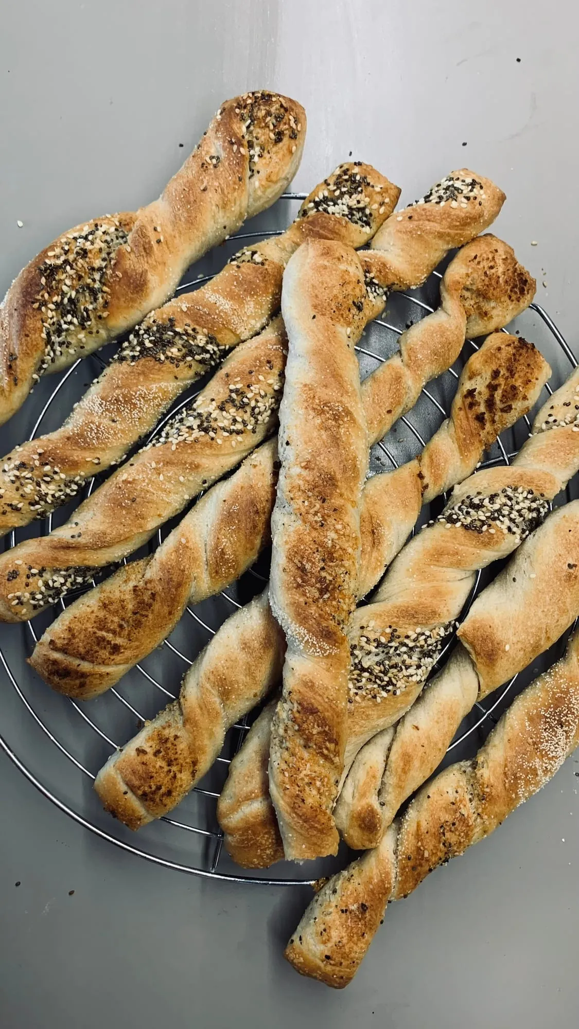 Gedrehte Sesamstangen