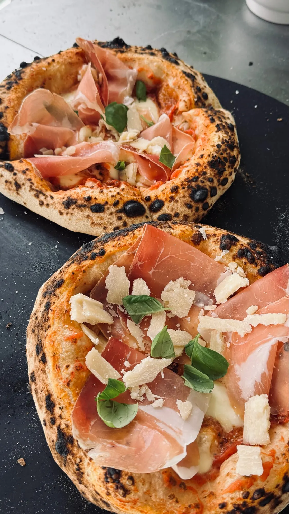 Pizza mit Prosciutto und Parmesan