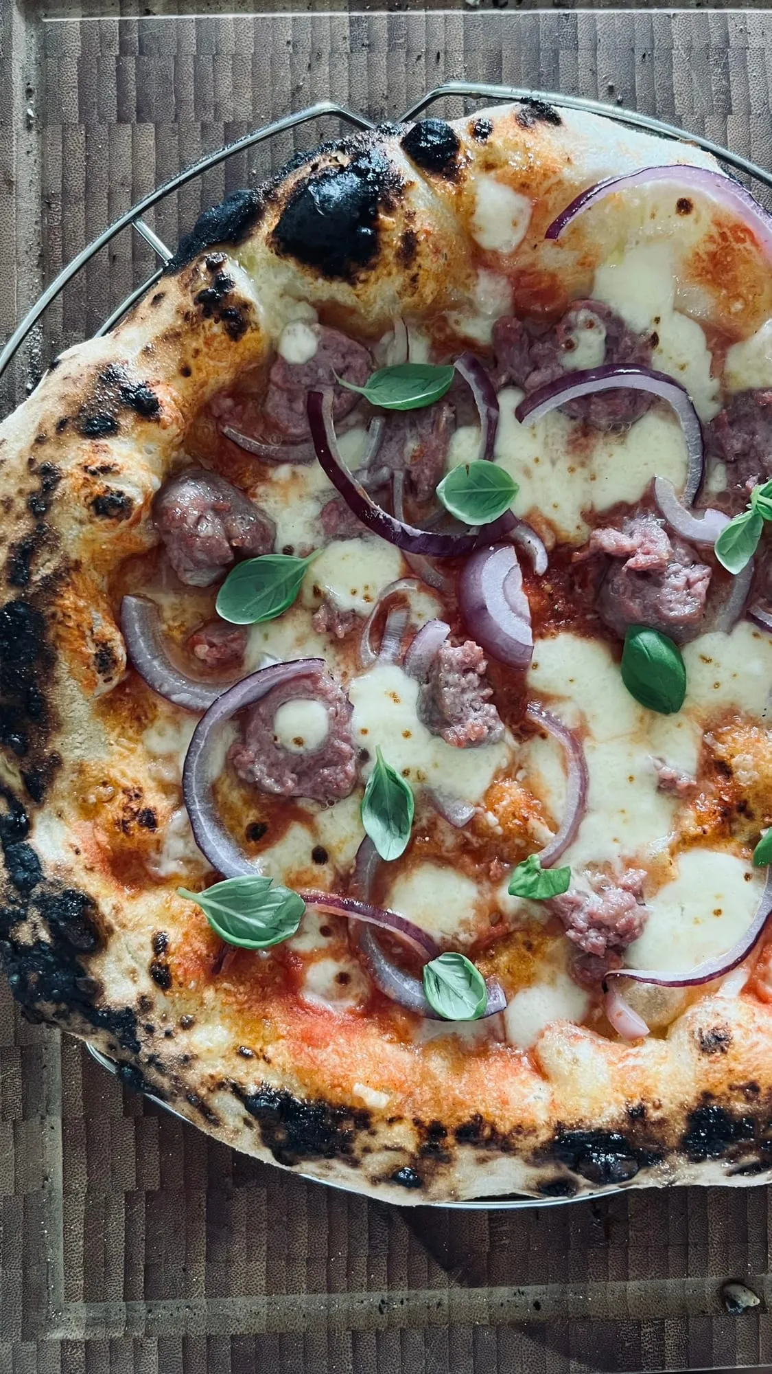Pizza mit Salsiccia