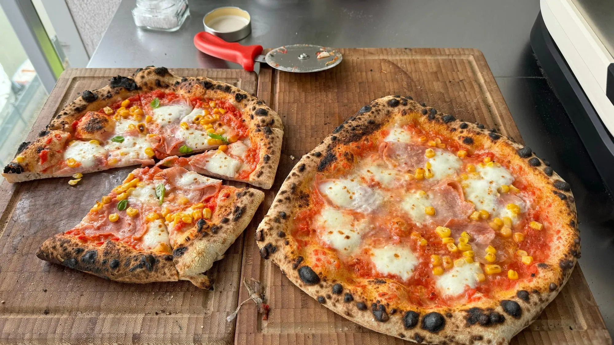 Pizza mit Schinken und Mais – Foto 5 von 9