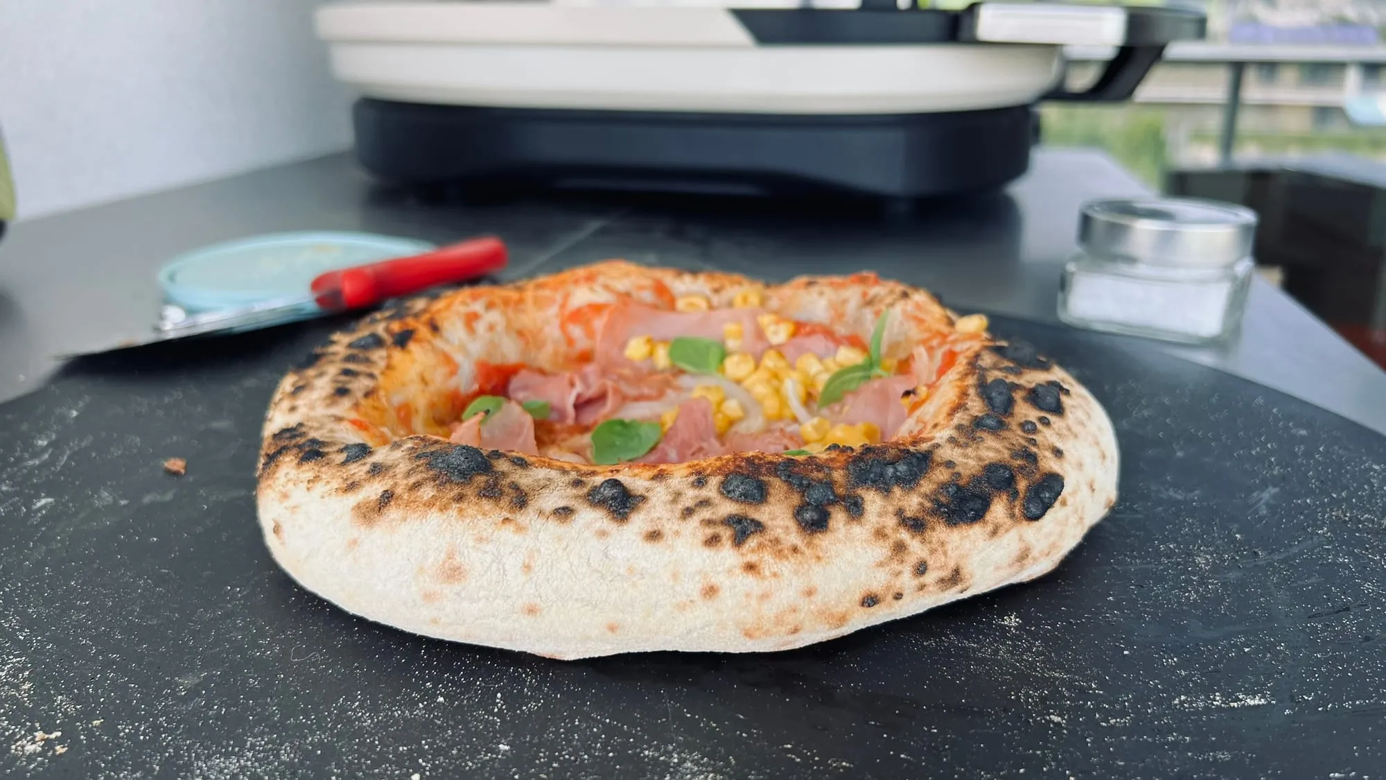 Pizza mit Schinken und Mais – Foto 7 von 9
