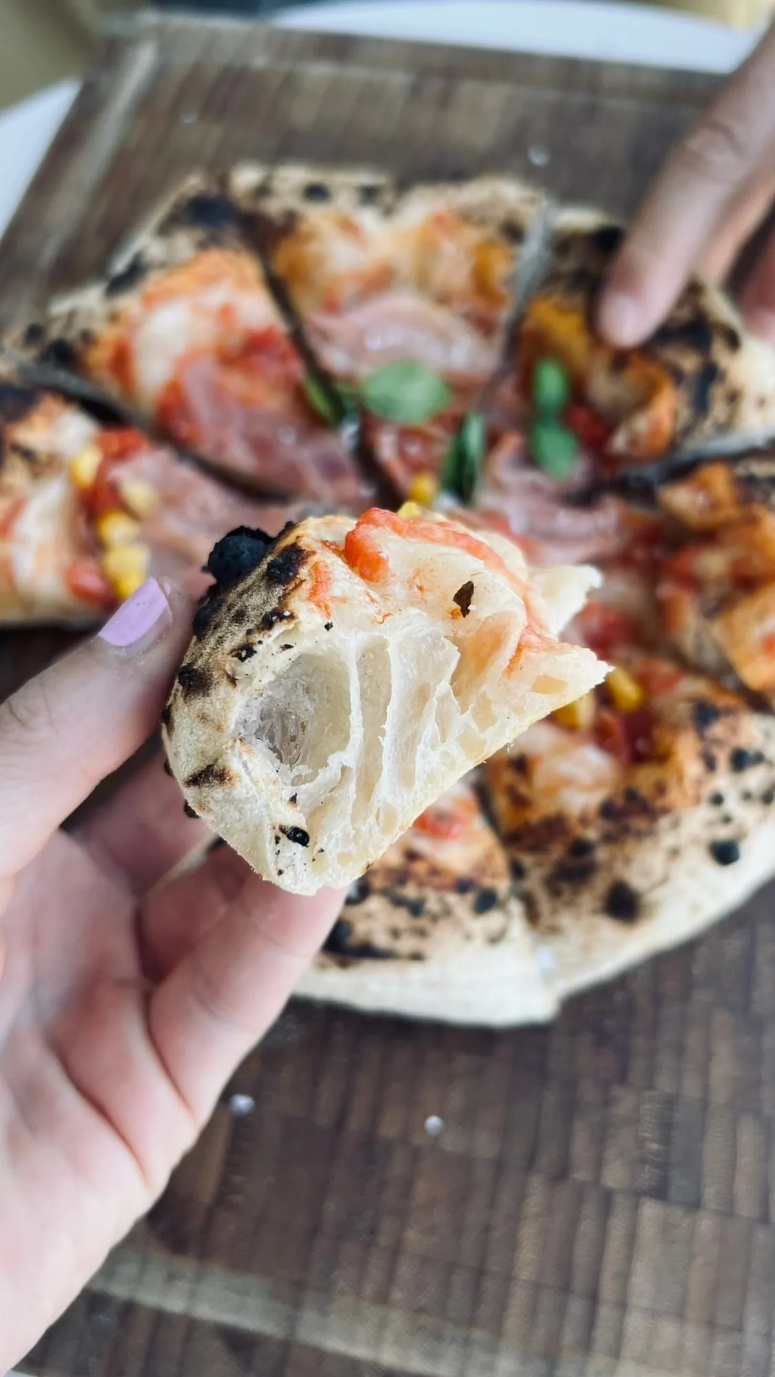 Pizza mit Schinken und Mais