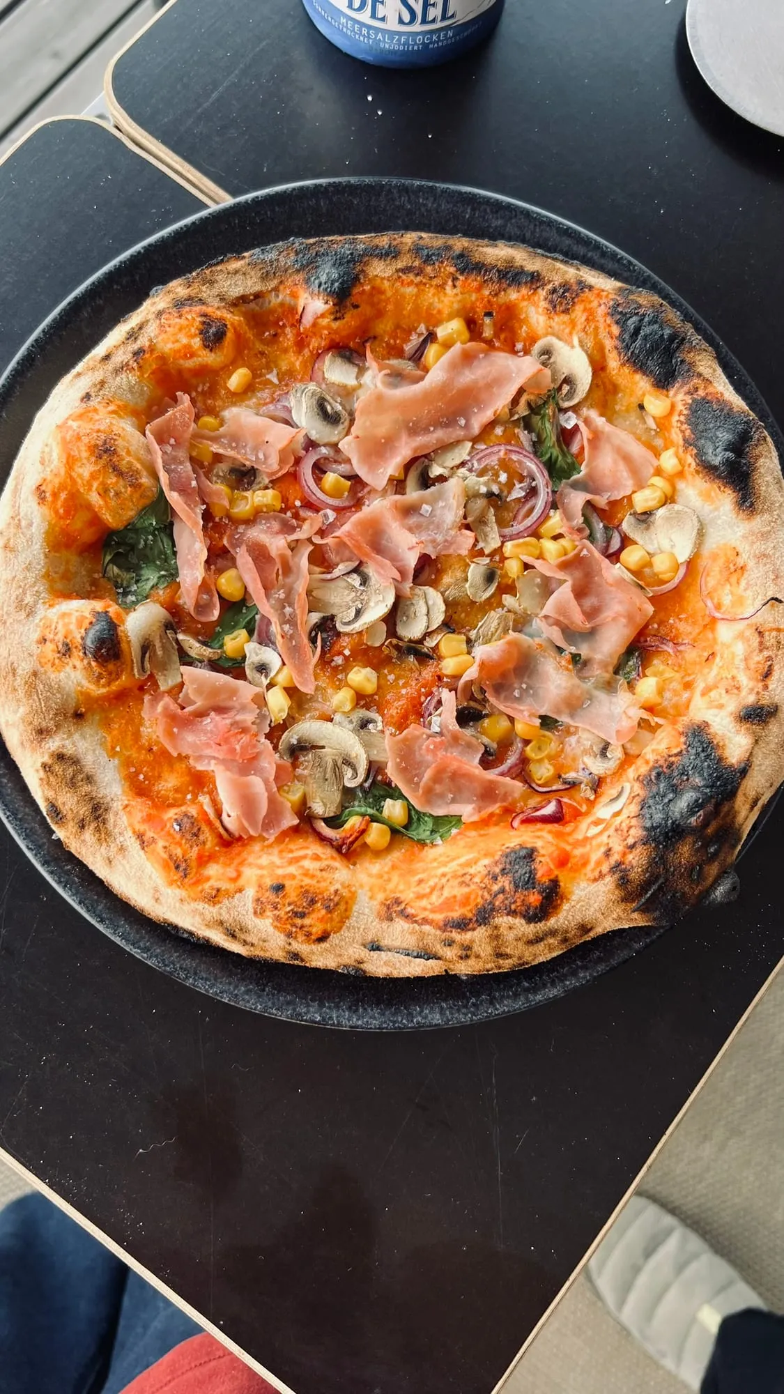 Pizza mit Schinken und Pilzen