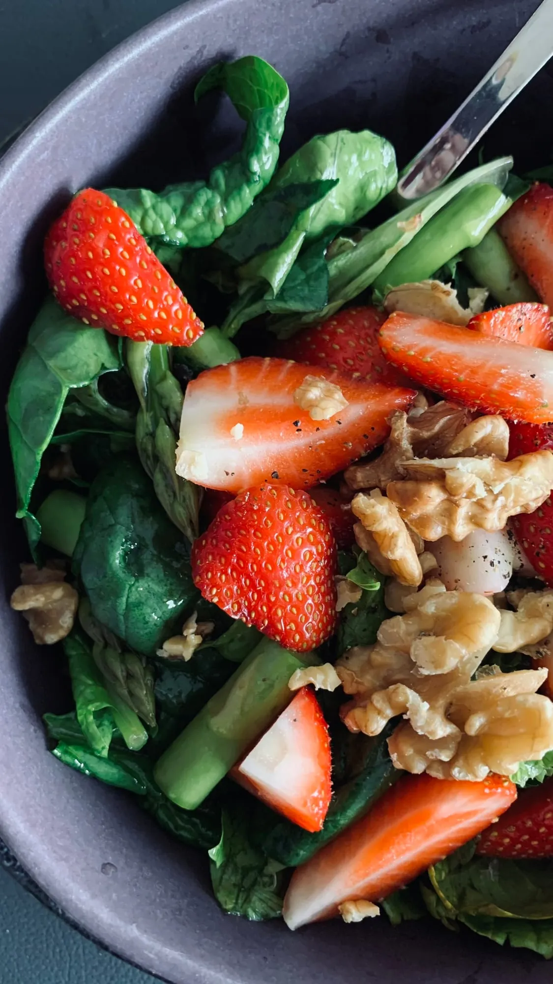 Spinatsalat mit Spargel, Erdbeeren und Walnüssen