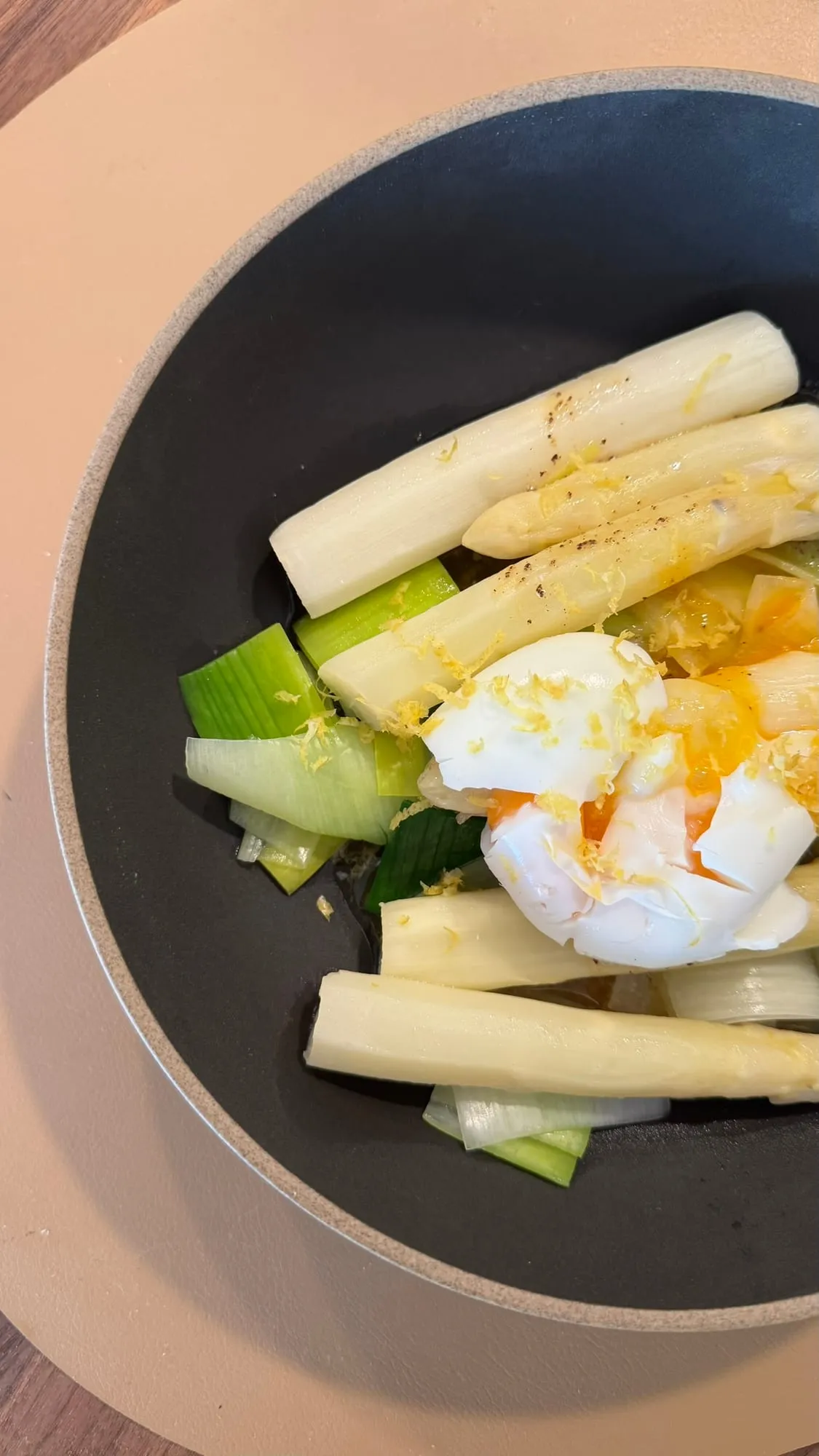 Weißer Spargel mit Ei